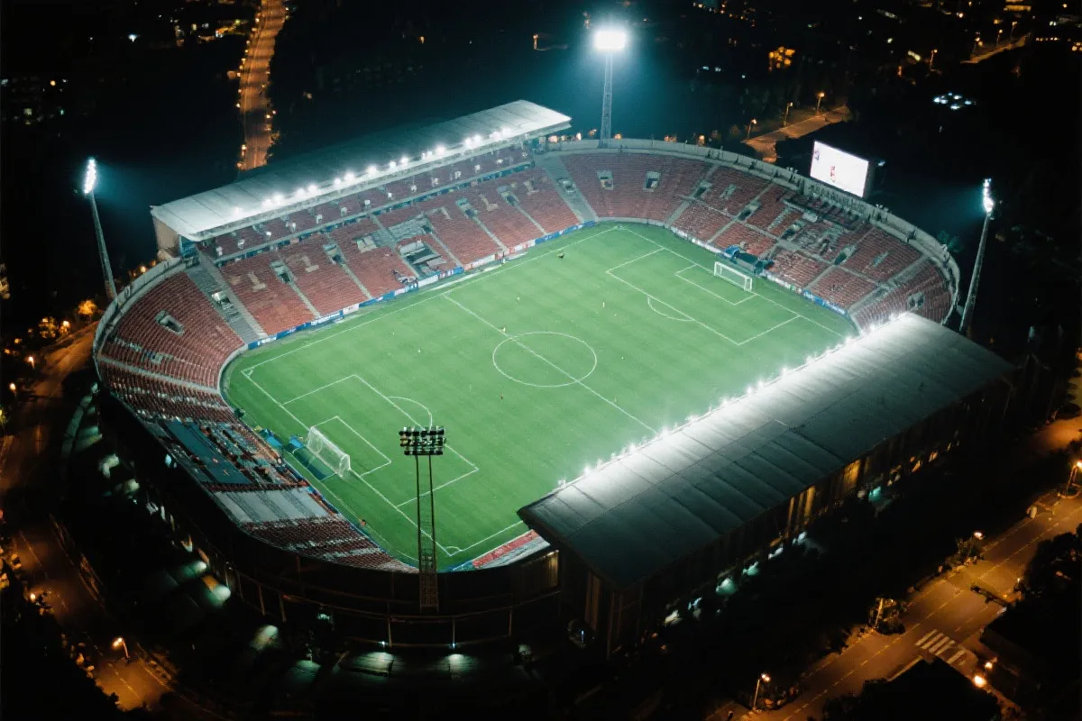 体育场灯光与赛场氛围示意